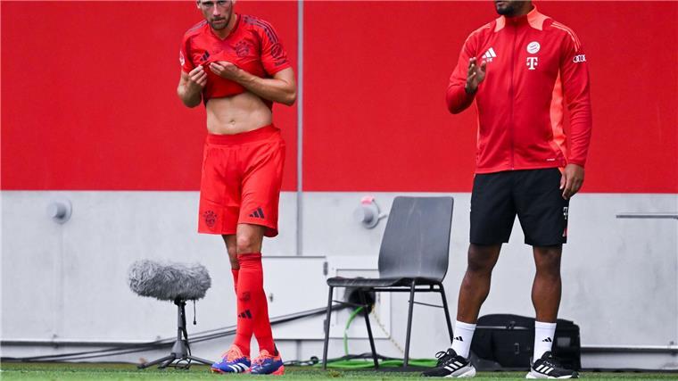Eberl: „Bayern hat keine Trainingsgruppe zwei“ Auf Distanz zueinander: Leon Goretzka (l) und Trainer Vincent Kompany.