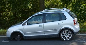 Auf drei Rädern kam das Auto einer 34-Jährigen aus Scheeßel am Montagnachmittag auf der Bundesstraße 75 bei Rotenburg zum Stehen. Das vierte Rad rollte in den Gegenverkehr.