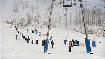 Auf eine derart geschlossene Schneedecke hoffen Liftbetreiber im Harz für die Zeugnisferien. (Archivbild)