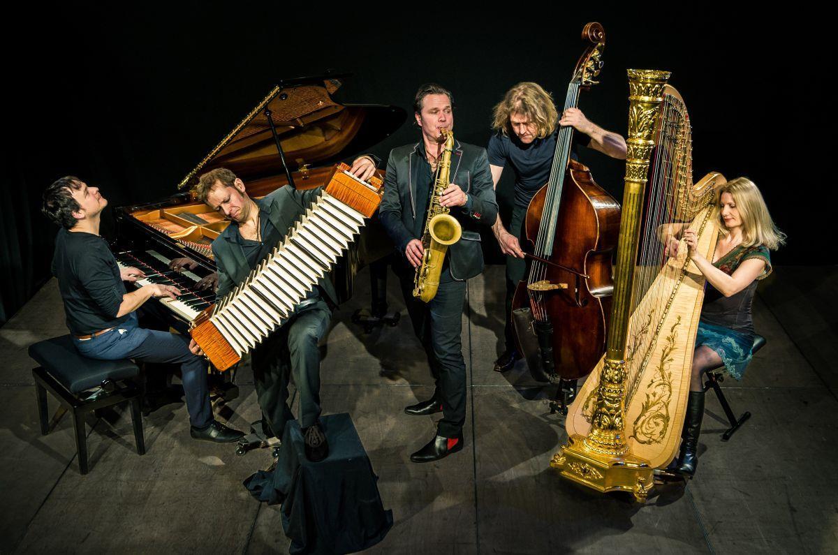 Auf eine Reise um die Welt mitnehmen will das Quartett Quadro Nuevo die Zuhörerinnen und Zuhörer bei der 15. Auflage von Klassik im Park. Sie findet am 10. August im Schützfeld-Park statt.