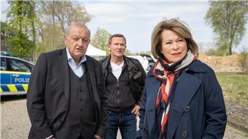 Auf einem alten Kasernengelände in Münster ist ein Mord passiert, Kommissar Overbeck (Roland Jankowsky, M.) und seine Chefin Anna Springer (Rita Russek, r.) ermitteln. Privatdetektiv Wilsberg (Leonard Lansink, l.) interessiert sich natürlich auch für den Vorfall.