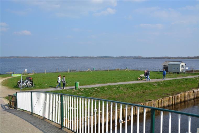 Grillparty geht daneben: Unbekannte zünden Aussichtsturm an Auf einem Aussichtsturm am See (Foto) von Bad Bederkesa hat es gebrannt.