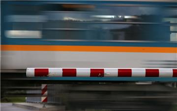 Auf einem Bahnübergang mit Halbschranken kam es bei Nienburg zu einem schweren Unfall.