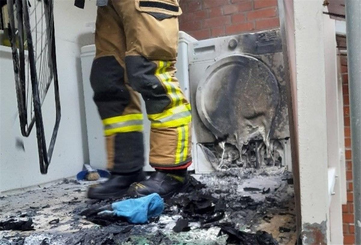 Bremerhaven: Trockner und Wäscheständer stehen in Flammen Auf einem Balkon in der Bremerhavener Kurt-Schumacher-Straße hat heute ein Wäschetrockner gebrannt. Die Feuerwehr war ursprünglich von einem Wohnungsbrand ausgegangen.