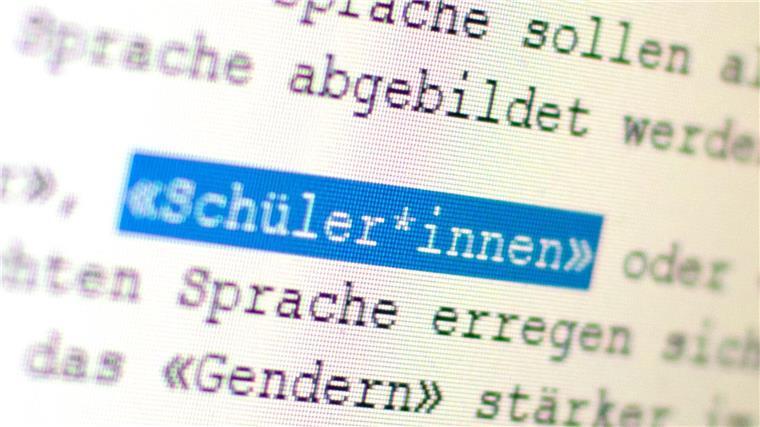 Auf einem Bildschirm ist das Wort „Schüler*innen“ zu sehen.
