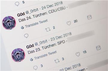 Auf einem Computerbildschirm ist ein Profil beim sozialen Netzwerk Twitter zu sehen, bei dem auf gestohlene Daten von Politikern verlinkt wird.