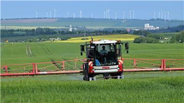 Auf einem Feld wird mit einer selbstfahrenden Pflanzenschutzspritze ein Fungizid gesprüht.