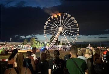 Auf einem Festival bei Leipzig ist ein Riesenrad in Brand geraten. Bremer Betreiber ist entsetzt.