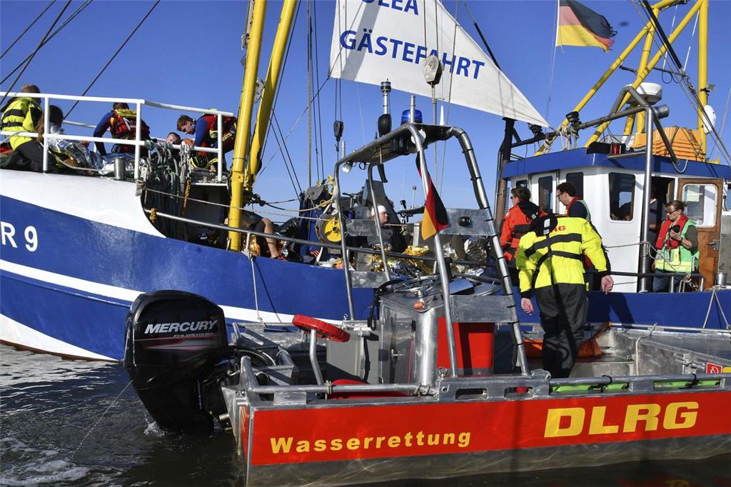 Auf einem Gästekutter mussten Verletzte von der DLRG versorgt werden. Foto: Ulic...