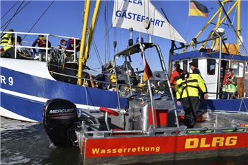 Auf einem Gästekutter mussten Verletzte von der DLRG versorgt werden. Foto: Ulic...