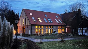 Auf einem Gelände ist ein ehemaliger Bullenstall zu einem Wohnhaus umgebaut worden.