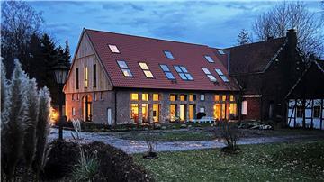 Auf einem Gelände ist ein ehemaliger Bullenstall zu einem Wohnhaus umgebaut worden.