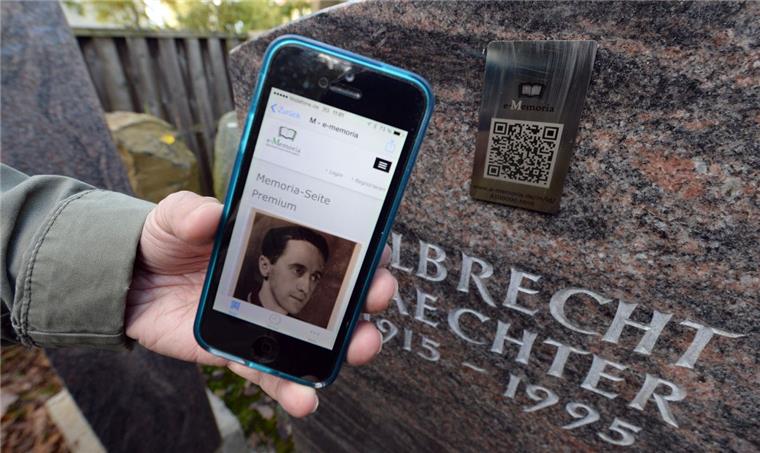 Auf einem Handy wird die Trauerseite eines Verstorbenen angezeigt. Die Stadt Göttingen will ihre Friedhofssatzung ändern. Auf Grabsteinen sollen QR-Codes erlaubt werden, so dass sich Friedhofsbesucher per Smartphone über Tote informieren können. 