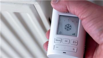 Auf einem Heizungsregler wird das Frostzeichen angezeigt. Heißt: Der Heizkörper ist abgestellt. Dass sich damit Energie sparen lässt, dürfte vielen klar sein. Die Tätigkeiten eines Klimaschutzmanagers sind umfassender. In Tarmstedt will man sich beraten lassen, um welche Aufgaben es genau geht.