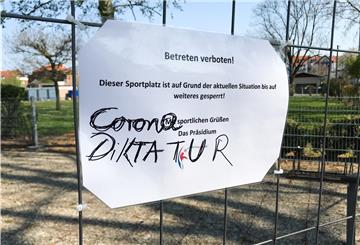 Auf einem Hinweisschild „Betreten verboten!“ an einem Sportplatz in der Region Hannover haben Unbekannte den Schriftzug „Corona Diktatur“ ergänzt.