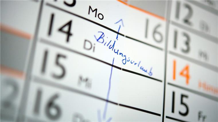 Auf einem Kalender ist der Schriftzug „Bildungsurlaub“ zu sehen.