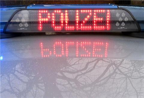 Der Schriftzug «Polizei» leuchtet auf dem Dach eines Streifenwagens
