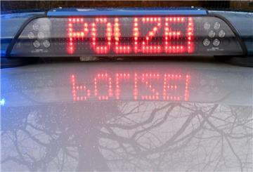 Der Schriftzug «Polizei» leuchtet auf dem Dach eines Streifenwagens