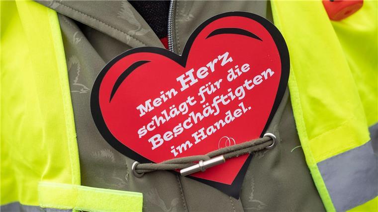 Einzelhandel-Tarifeinigung in Niedersachsen, Bremen und NRW Auf einem Plastikherz steht: „Mein Herz schlägt für die Beschäftigten im Einzelhandel“, während einer Kundgebung, zu der die Gewerkschaft Verdi Beschäftigte im Einzelhandel aufgerufen hatte.