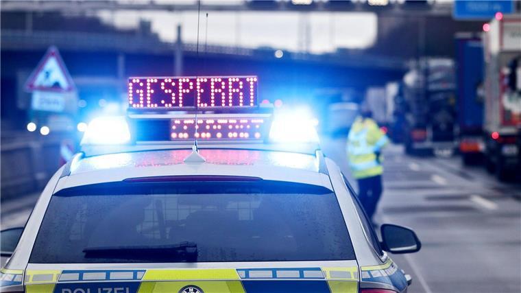 A27-Sperrung wird zum Geduldsspiel Auf einem Polizeifahrzeug leuchtet die Aufschrift „Gesperrt“.
