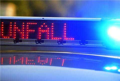 Auf einem Polizeifahrzeug warnt eine Leuchtschrift vor einer Unfallstelle (Symbolbild)