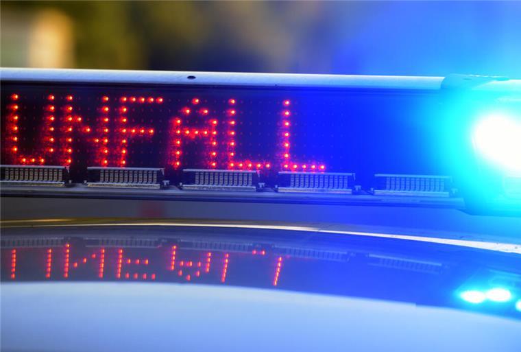 Auf einem Polizeifahrzeug warnt eine Leuchtschrift vor einer Unfallstelle (Symbolbild).