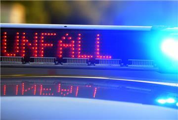 Auf einem Polizeifahrzeug warnt eine Leuchtschrift vor einer Unfallstelle (Symbolbild).