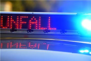 Auf einem Polizeifahrzeug warnt eine Leuchtschrift vor einer Unfallstelle (Symbolbild).