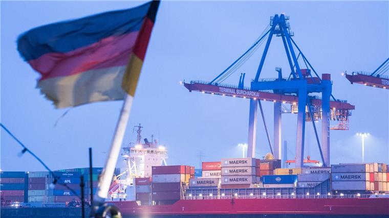 Auf einem Schiff im Hamburger Hafen weht die deutsche Flagge. (Archivbild)