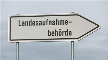 Auf einem Schild steht „Landesaufnahmebehörde“.