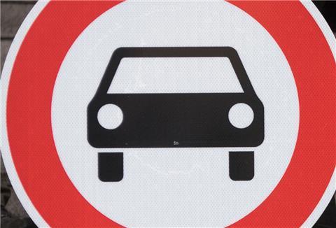 Auf einem Schleichweg haben Unbekannte Nägel ausgelegt.