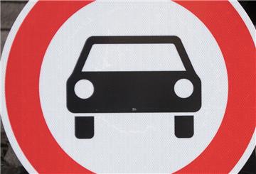 Auf einem Schleichweg haben Unbekannte Nägel ausgelegt.