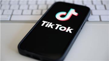 Auf einem Smartphone wird das Logo der Kurzvideo-Plattform TikTok angezeigt.