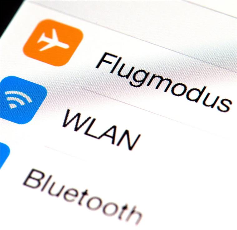 Das sind EURE kuriosesten Wlan-Namen in Bremerhaven Auf einem Smartphone wird in den Einstellungen Flugmodus, WLAN und Bluetooth angezeigt.