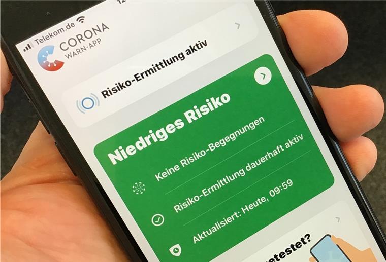 Auf einem Smartphone zeigt die Corona-Warn-App an, dass der Besitzer zuletzt keine Risiko-Begegnungen hatte. Im Kreis Rotenburg ist die Wahrscheinlichkeit sich anzustecken zuletzt allerdings wieder gestiegen. 