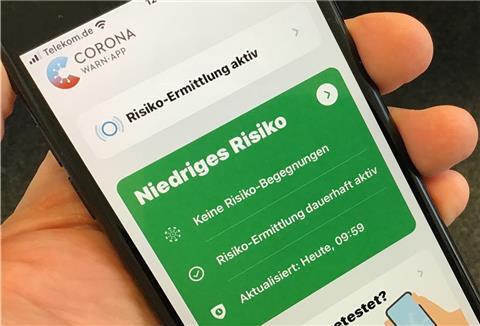 Auf einem Smartphone zeigt die Corona-Warn-App an, dass der Besitzer zuletzt keine Risiko-Begegnungen hatte. Im Kreis Rotenburg ist die Wahrscheinlichkeit sich anzustecken zuletzt allerdings wieder gestiegen. 
