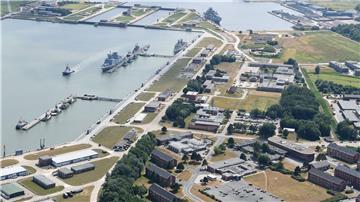 Auf einem Teil des Marinestützpunktes in Wilhelmshaven sollen neue Dienstgebäude entstehen. (Archivbild)