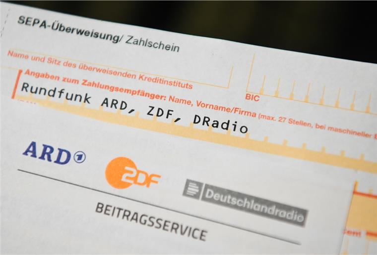 Auf einem Tisch liegt ein Anschreiben und Überweisungsträger für die Rundfunkgebühren.