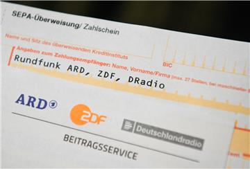 Auf einem Tisch liegt ein Anschreiben und Überweisungsträger für die Rundfunkgebühren.