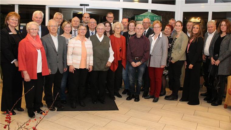 Zeven: Landrat ehrt Ehrenamtliche für ihr Engagement Auf einen Blick: Alle Geehrten stellten sich zusammen mit Landrat Hermann Luttmann zum Gruppenbild auf.