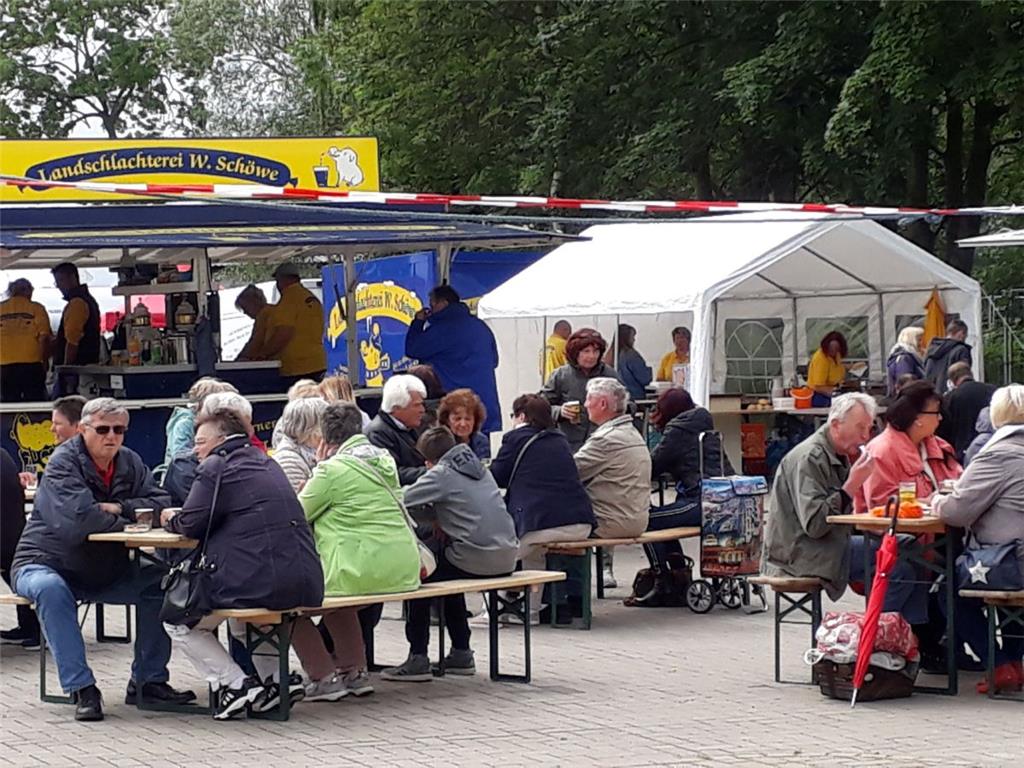 Auf einen Kaffee oder auf ein Bier: Beim Hafenfest in Sandstedt konnten die Besu...