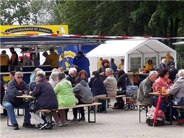 Auf einen Kaffee oder auf ein Bier: Beim Hafenfest in Sandstedt konnten die Besu...