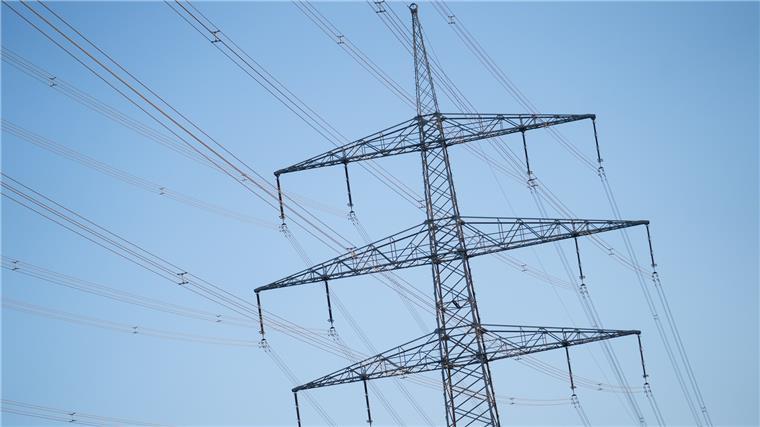 Wie der Landkreis bei einem Stromausfall reagiert Hochspannungsleitungen ziehen sich durch die Landschaft