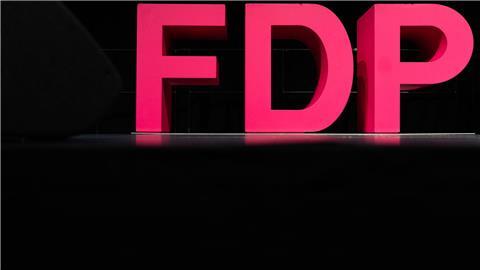 Auf einer Bühne ist das Logo der Partei FDP aufgebaut.