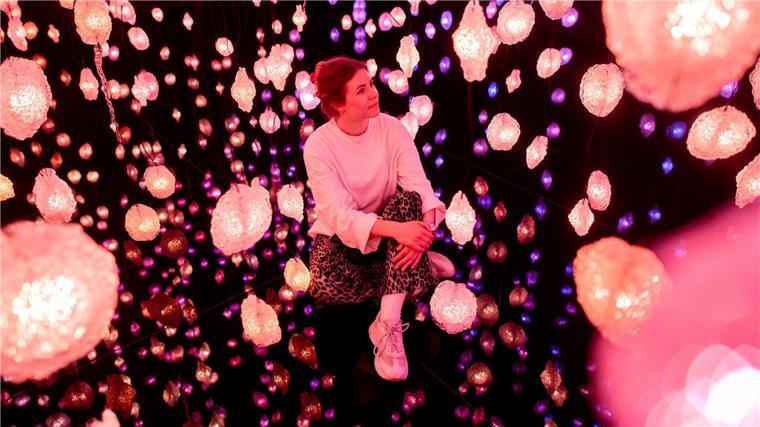 Auf einer Fläche von 160 Quadratmetern hängen fast 3.000 LED-Lichter von der Decke.