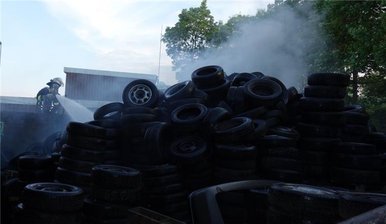 Schwarze Rauchwolke über Bremerhaven: Reifen brennen in Lehe Auf einer Fläche von rund 40 Quadratmetern haben am Montagnachmittag Reifen in Lehe gebrannt.