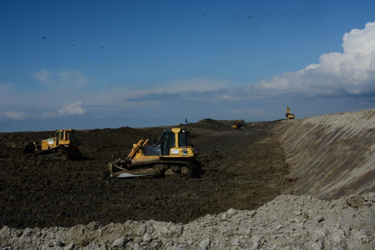 Der Deich an der Wurster Nordseeküste ist sicher Auf einer Länge von gut 600 Metern wird der Deich bei Padingbüttel derzeit verstärkt. Seit etwa zwei Wochen laufen die Arbeiten.