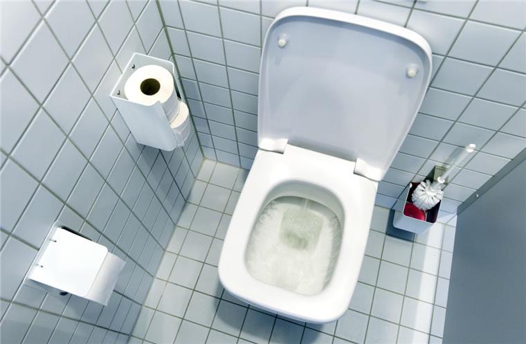 Spanner aus Nordenham filmt Frau auf der Toilette und erpresst sie Auf einer Toilette hat ein Mann aus Nordenham sein Opfer heimlich gefilmt