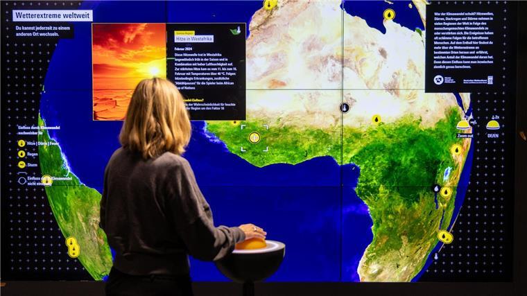 Wetterextreme im Klimahaus: Eröffnung verzögert sich - das sind die Folgen Auf einer Weltkugel können mit Hilfe eines Steuergerätes extreme Wetterphänomen der Vergangenheit angeklickt werden.
