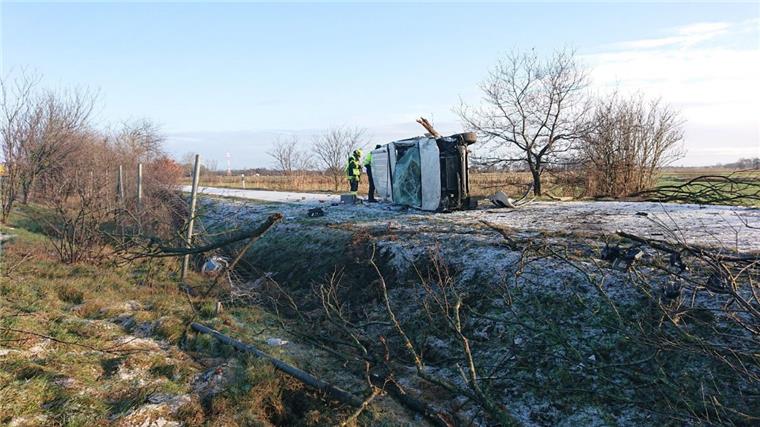 Cuxland: VW-Bus überschlägt sich und kracht in Wildschutzzaun Auf eisglatter Straße ist am Dienstagmorgen ein 70-jähriger VW-Fahrer von der Straße abgekommen. Er prallte in die Mittelschutzplanke und in den Wildschutzzaun. Dabei wurde er leicht verletzt.